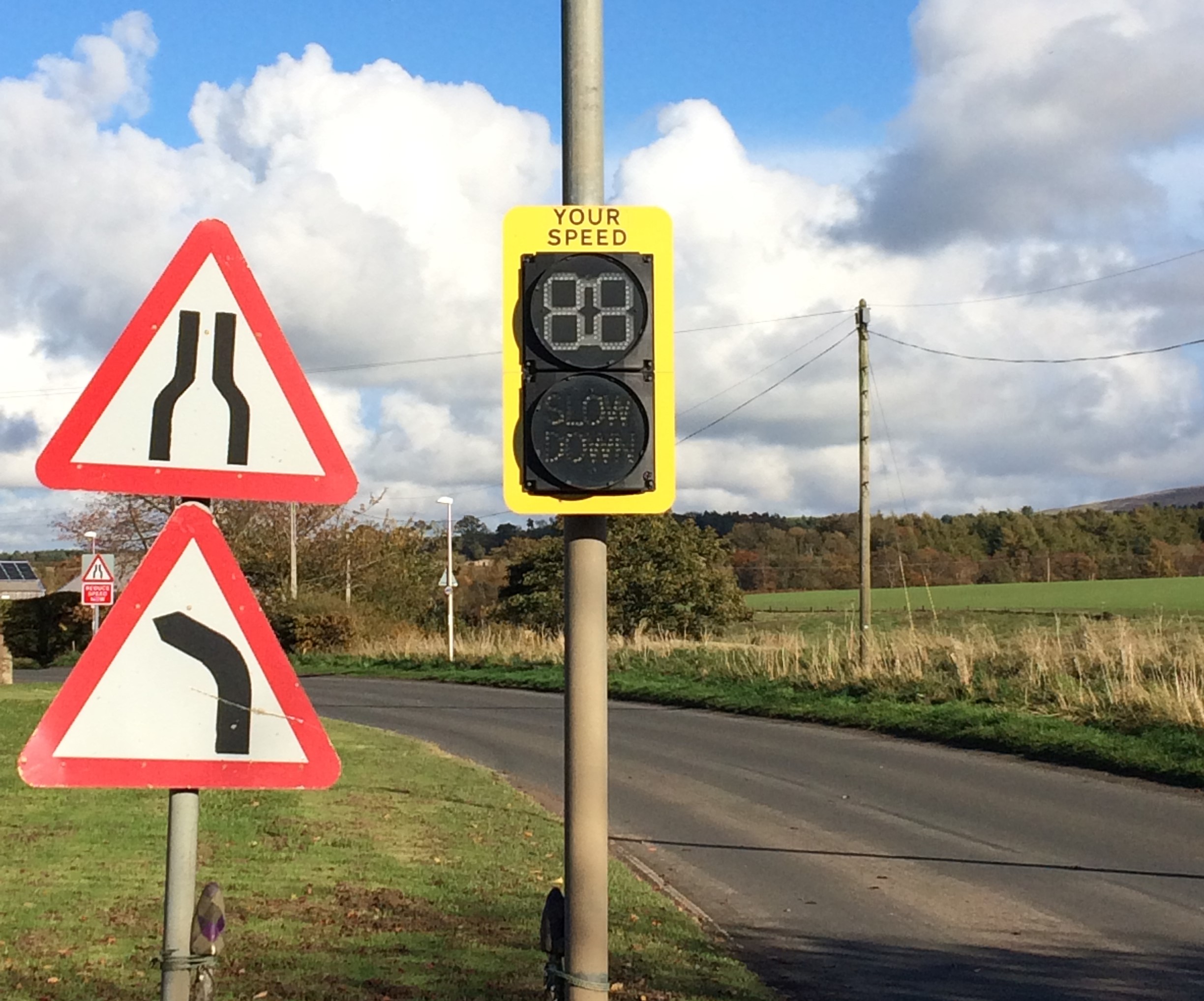 Speed warning sign, Humbie Thumb